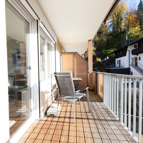 Schmaler Balkon mit Stuhl und Gitter in Garmisch-Partenkirchen