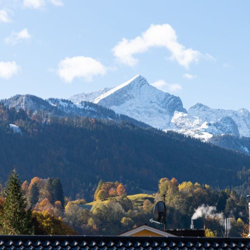 Blick auf die Zugspitze und Wälder aus Ferienwohnung in Garmisch-Partenkirchen