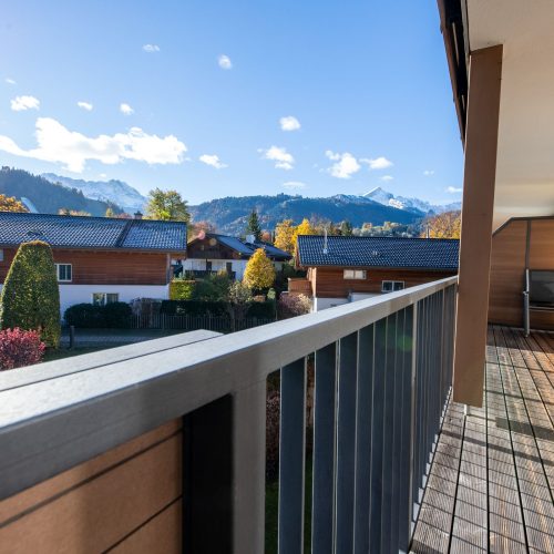 Blick vom Balkon mit Gitter auf Garmisch-Partenkirchen und Umgebung