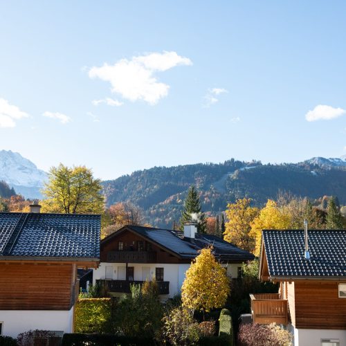 Die Dächer von Garmisch-Partenkirchen und Umgebung