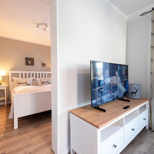 Blick auf Fernseher und Schlafzimmer in Ferienwohnung in Garmisch-Partenkirchen