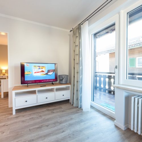 Fernseher auf Sideboard in Ferienwohnung in Garmisch-Partenkirchen
