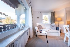 Sofa mit Beistelltisch in Ferienwohnung in Garmisch-Partenkirchen 