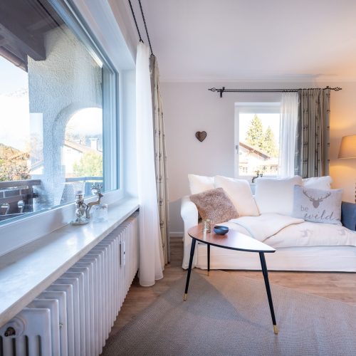 Sofa mit Beistelltisch in Ferienwohnung in Garmisch-Partenkirchen
