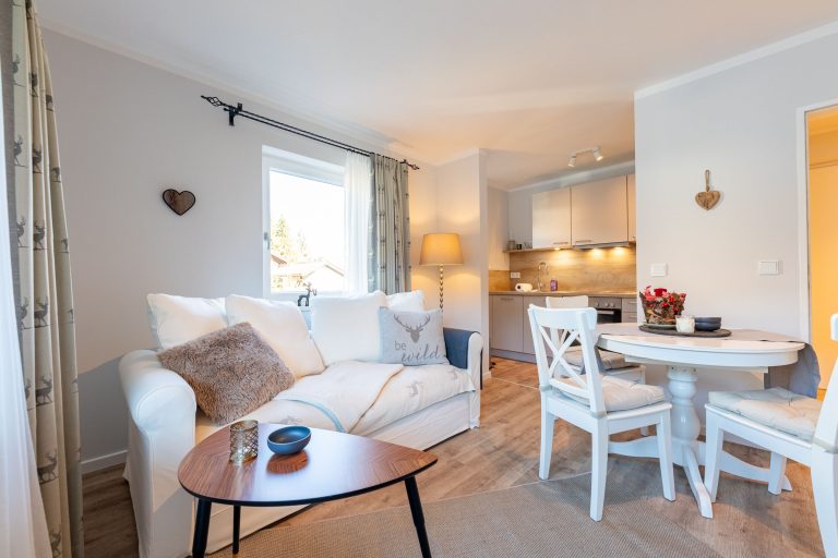 Weißes Sofa in Ferienwohnung in Garmisch-Partenkirchen