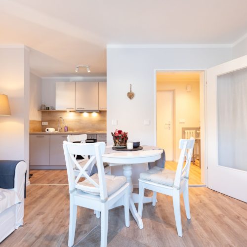 Wohnbereich mit Esstisch in Ferienwohnung in Garmisch-Partenkirchen