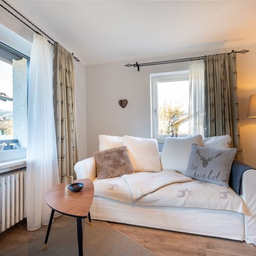 Sofa mit Beistelltisch in Ferienwohnung in Garmisch-Partenkirchen