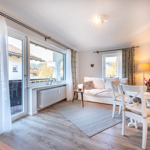 Wohnbereich mit rundem Tisch und Stühlen in Ferienwohnung in Garmisch-Partenkirchen
