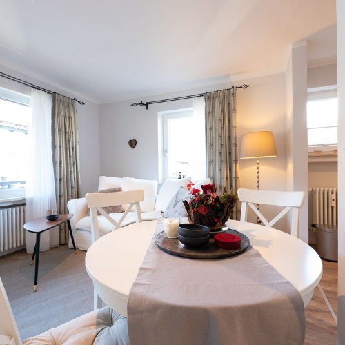 Kleiner Tisch in Ferienwohnung in Garmisch-Partenkirchen