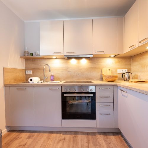 Küche mit Holzboden in Ferienwohnung in Garmisch-Partenkirchen