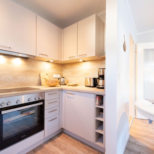 Beleuchtete Küchenzeile mit Backofen in Ferienwohnung in Garmisch-Partenkirchen