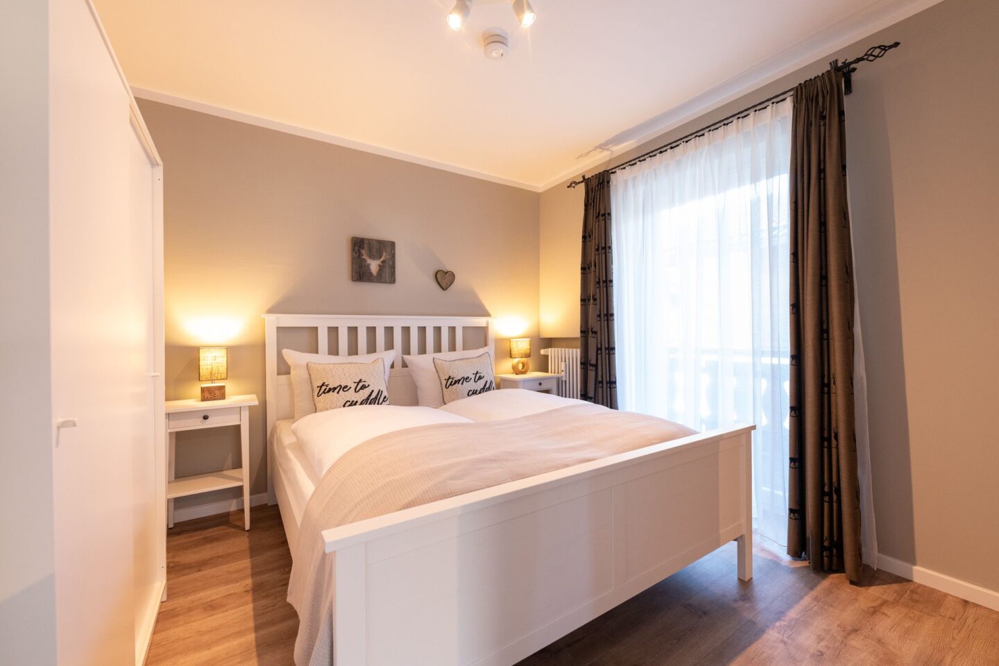Weißes Doppelbett in Ferienwohnung in Garmisch-Partenkirchen
