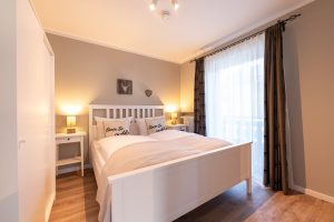 Weißes Doppelbett in Ferienwohnung in Garmisch-Partenkirchen 