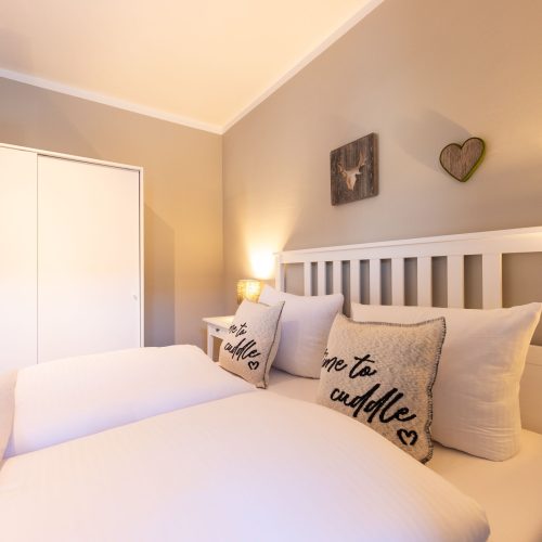 Helles Bett mit gemütlichen Kissen in Ferienwohnung in Garmisch-Partenkirchen