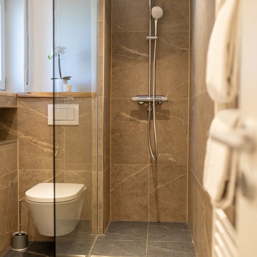 Braun gefliestes Badezimmer in Ferienwohnung in Garmisch-Partenkirchen