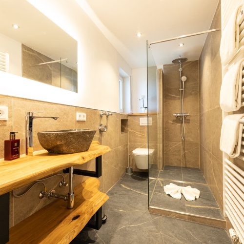 Große Dusche und Waschbecken in Steinoptik in Ferienwohnung in Garmisch-Partenkirchen