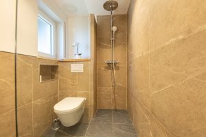 Braun gefliestes Badezimmer in Ferienwohnung in Garmisch-Partenkirchen 