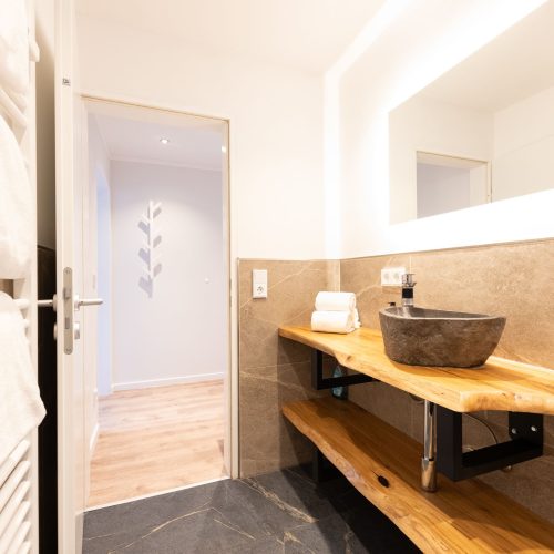 Modernes Badezimmer mit hellem Spiegel in Ferienwohnung in Garmisch-Partenkirchen