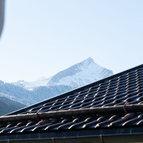Blick auf die Zugspitze und das Dach einer Ferienwohnung in Garmisch-Partenkirchen