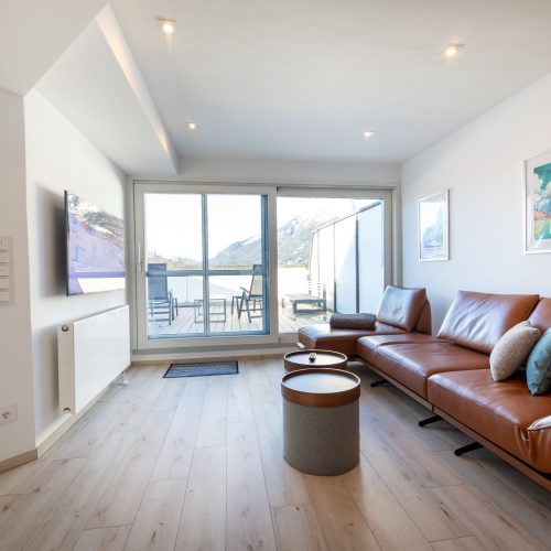 Ledersofa und Blick auf den Balkon in Ferienwohnung in Garmisch-Partenkirchen