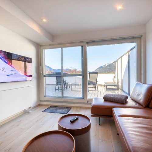 Ledersofa und großer Fernseher in Ferienwohnung in Garmisch-Partenkirchen