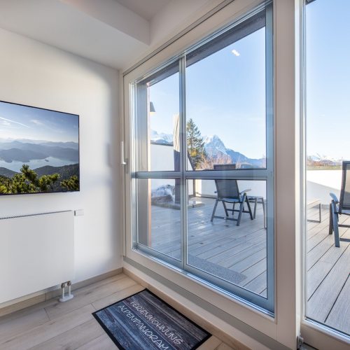 Balkon mit Stühlen und Blick auf die Berge