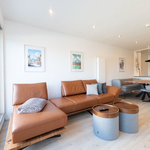 Braunes Ledersofa und Küche in Ferienwohnung in Garmisch-Partenkirchen