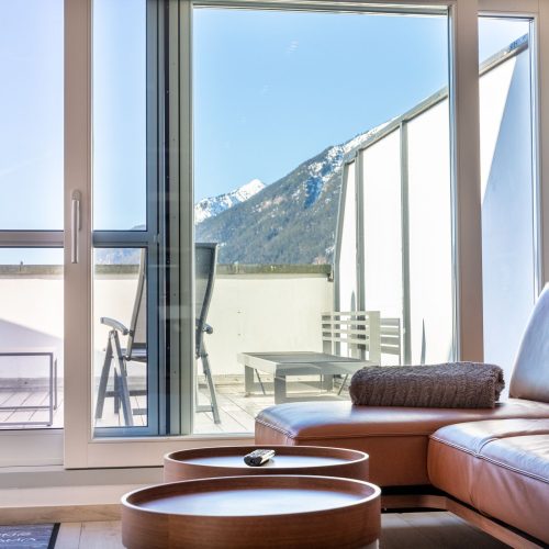 Blick durch Glasfront auf den Balkon in Ferienwohnung in Garmisch-Partenkirchen