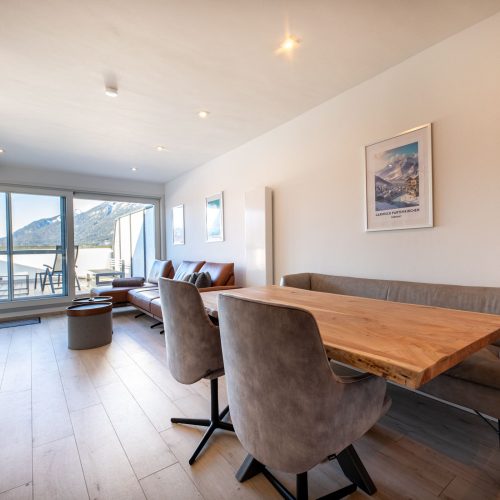 Blick vom Esstisch zum Balkon in Ferienwohnung in Garmisch-Partenkirchen