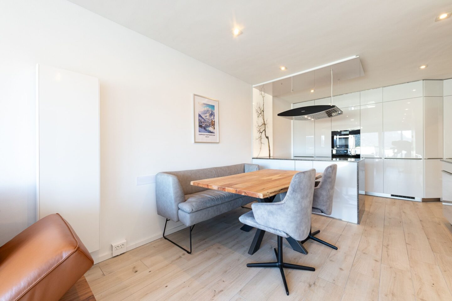 Große Küche mit Holzboden in Ferienwohnung in Garmisch-Partenkirchen
