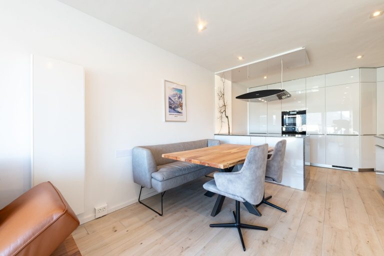 Große Küche mit Holzboden in Ferienwohnung in Garmisch-Partenkirchen