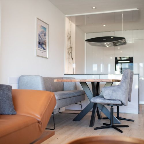 Braunes Ledersofa und Esstisch aus Holz in Ferienwohnung in Garmisch-Partenkirchen