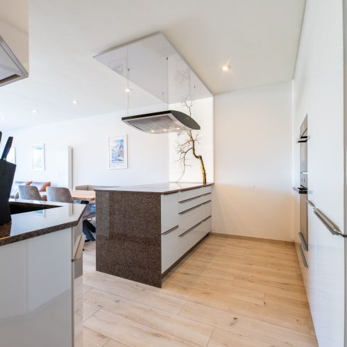 Kücheninsel und Esstisch in Küche von Ferienwohnung in Garmisch-Partenkirchen