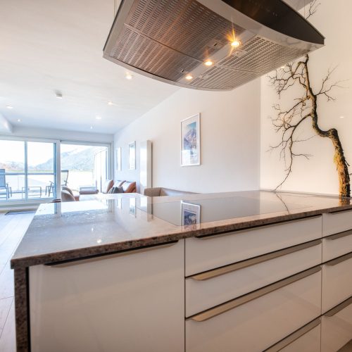 Blick von der Kücheninsel bis zum Balkon in Ferienwohnung in Garmisch-Partenkirchen