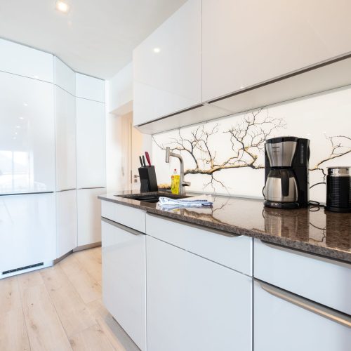 Weiß-helle Küche in Ferienwohnung in Garmisch-Partenkirchen