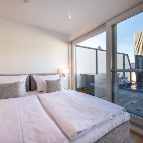 Doppelbett und Balkon in Ferienwohnung in Garmisch-Partenkirchen