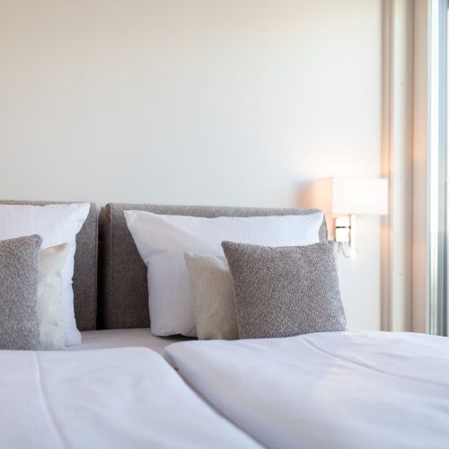 Drei Kissen im Boxspringbett in Ferienwohnung in Garmisch-Partenkirchen