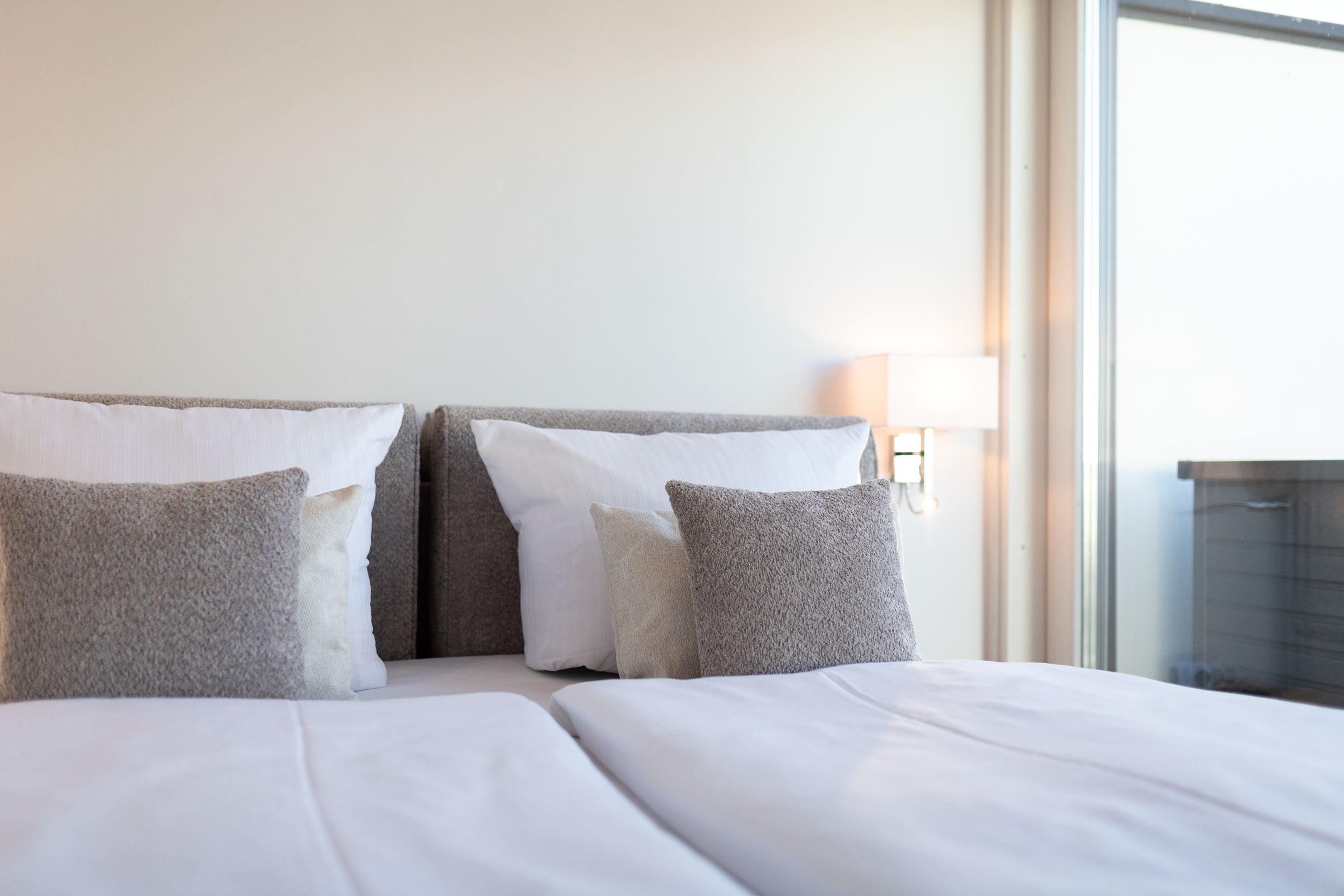 Drei Kissen im Boxspringbett in Ferienwohnung in Garmisch-Partenkirchen