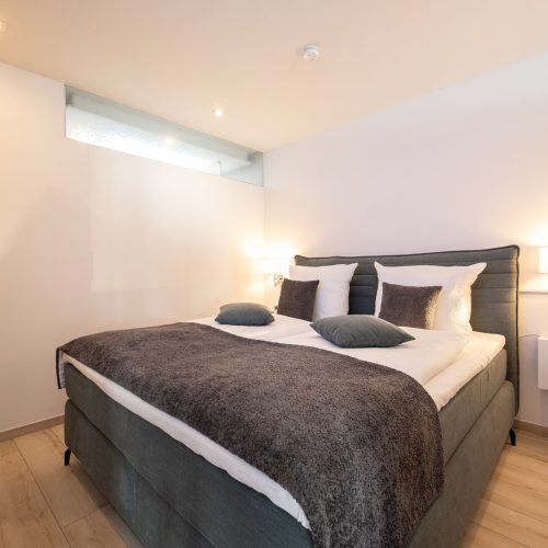 Gemütliches Doppelbett für zwei Personen in Ferienwohnung in Garmisch-Partenkirchen