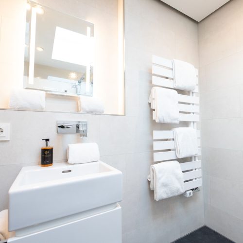 Kleines Waschbecken und Handtuchheizung in Ferienwohnung in Garmisch-Partenkirchen