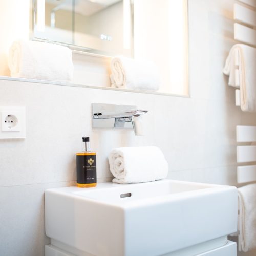 Kleines modernes Waschbecken in Ferienwohnung in Garmisch-Partenkirchen