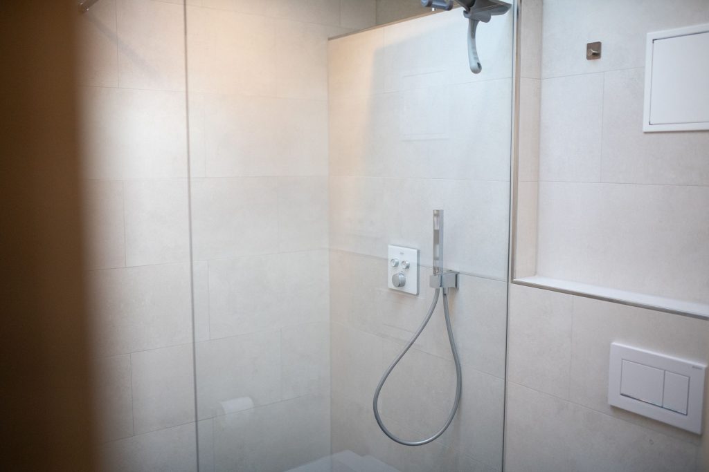 Geräumige Dusche in Ferienwohnung in Garmisch-Partenkirchen