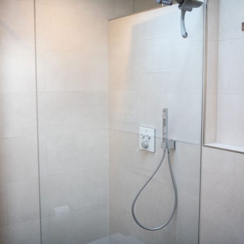 Geräumige Dusche in Ferienwohnung in Garmisch-Partenkirchen