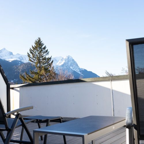 Liegestühle unter freiem Himmel in Ferienwohnung in Garmisch-Partenkirchen