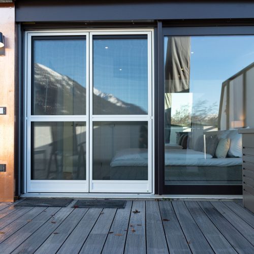 Blick vom Balkon in ein Schlafzimmer in Ferienwohnung in Garmisch-Partenkirchen