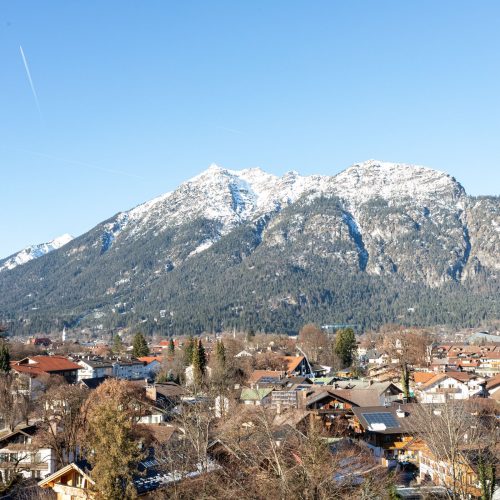Die Dächer von Garmisch-Partenkirchen und Umgebung