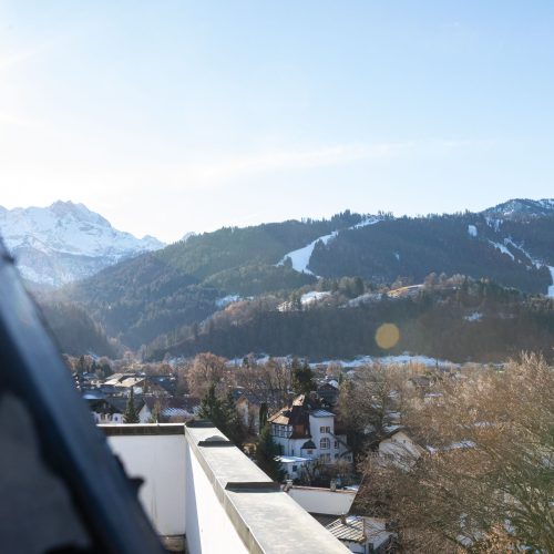 Blick auf malerische Gebäude und die Berge von Garmisch