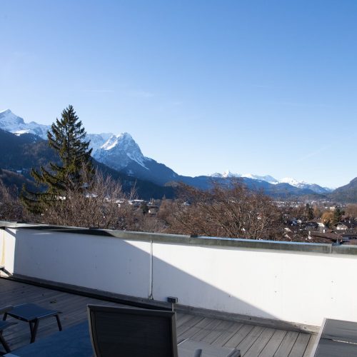 Blick vom Balkon auf die Berge von Garmisch-Partenkirchen