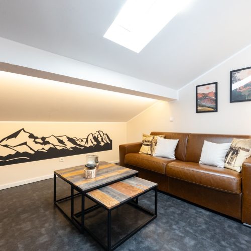 Sofa und Stehlampe in Ferienwohnung in Garmisch-Partenkirchen