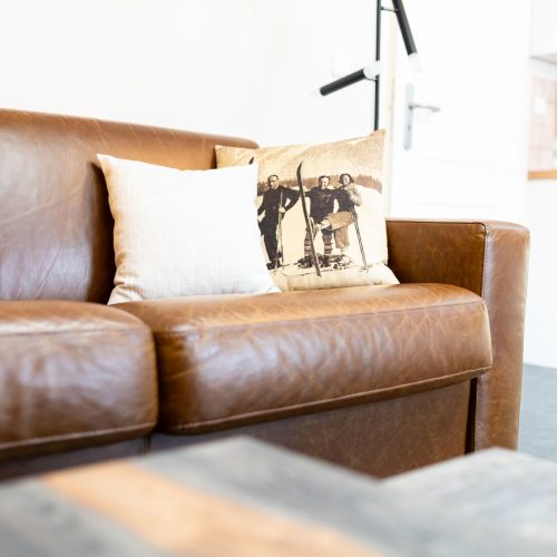 Sofa und Kissen in Ferienwohnung in Garmisch-Partenkirchen